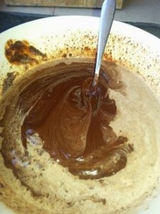 מערבבים את השמנת בתוך השוקולד המריר